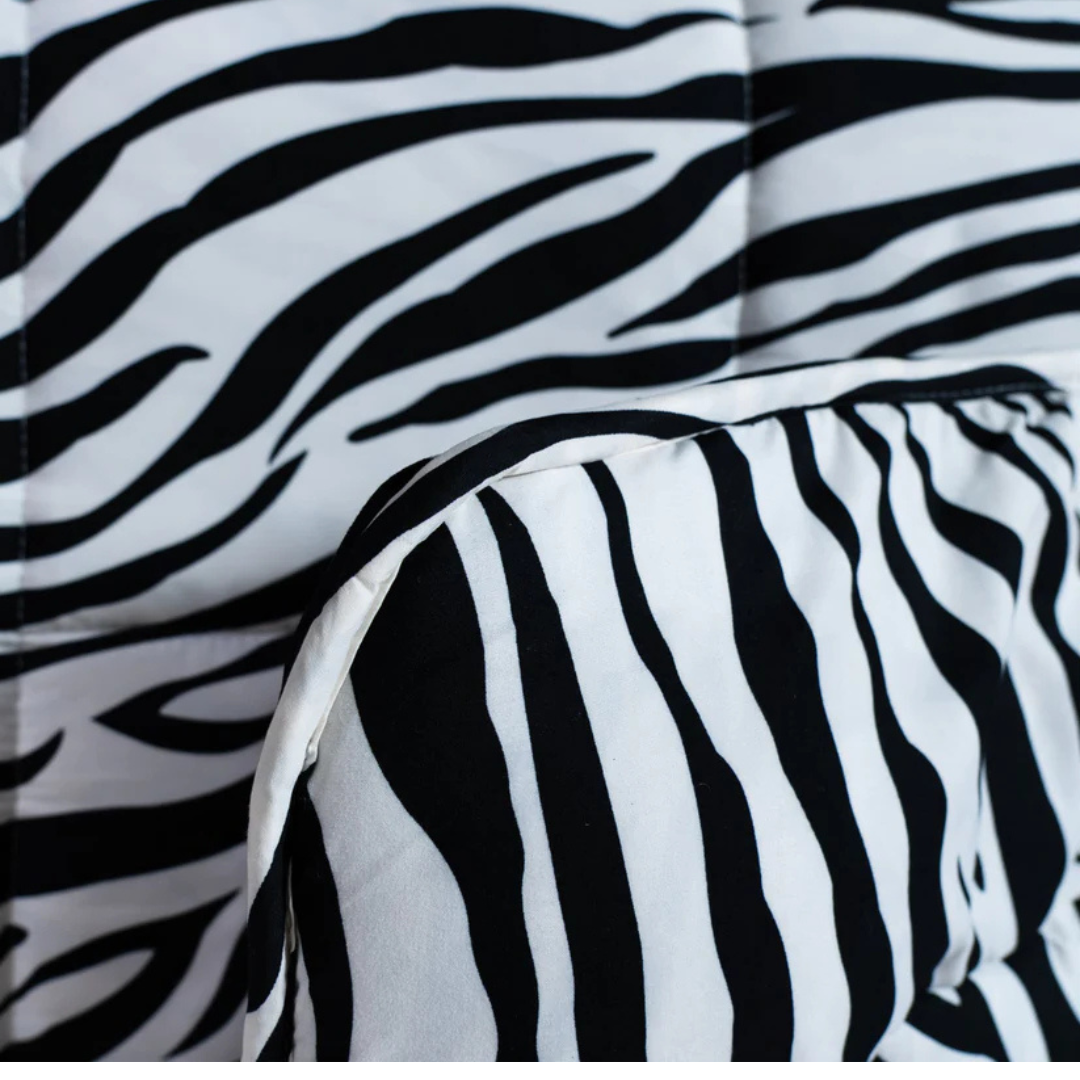 Luxe Easybed dekbed met vaste overtrek in zebrapatroon. Hygiënisch, ademend en comfortabel dekbed dat gemak en stijl combineert.