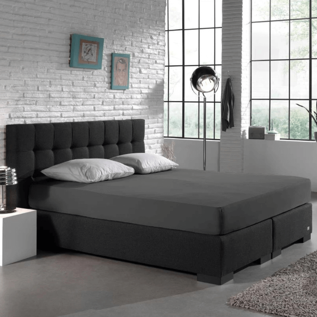 Dubbel Jersey Hoeslaken in antraciet. Gemaakt van 100% katoen, zacht, ademend en met elastiek rondom voor een perfecte pasvorm en moderne look.