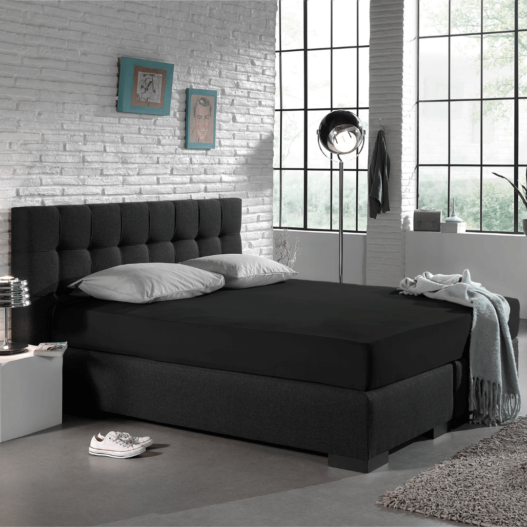 Dubbel Jersey Hoeslaken in zwart. Gemaakt van 100% katoen, zacht, ademend en met elastiek rondom voor een perfecte pasvorm en luxe look.