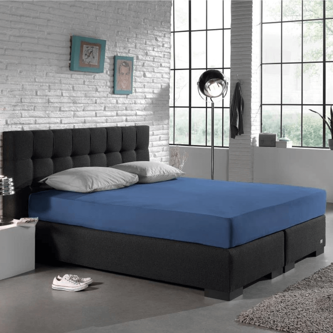 Enkel Jersey Hoeslaken in blauw. Gemaakt van 100% gebreid katoen, zacht, ademend en kreukvrij voor een perfecte pasvorm en fris slaapcomfort.