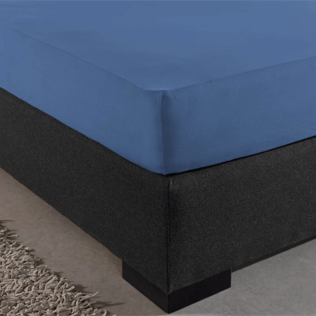 Enkel Jersey Hoeslaken in blauw. Gemaakt van 100% gebreid katoen, zacht, ademend en kreukvrij voor een perfecte pasvorm en fris slaapcomfort.