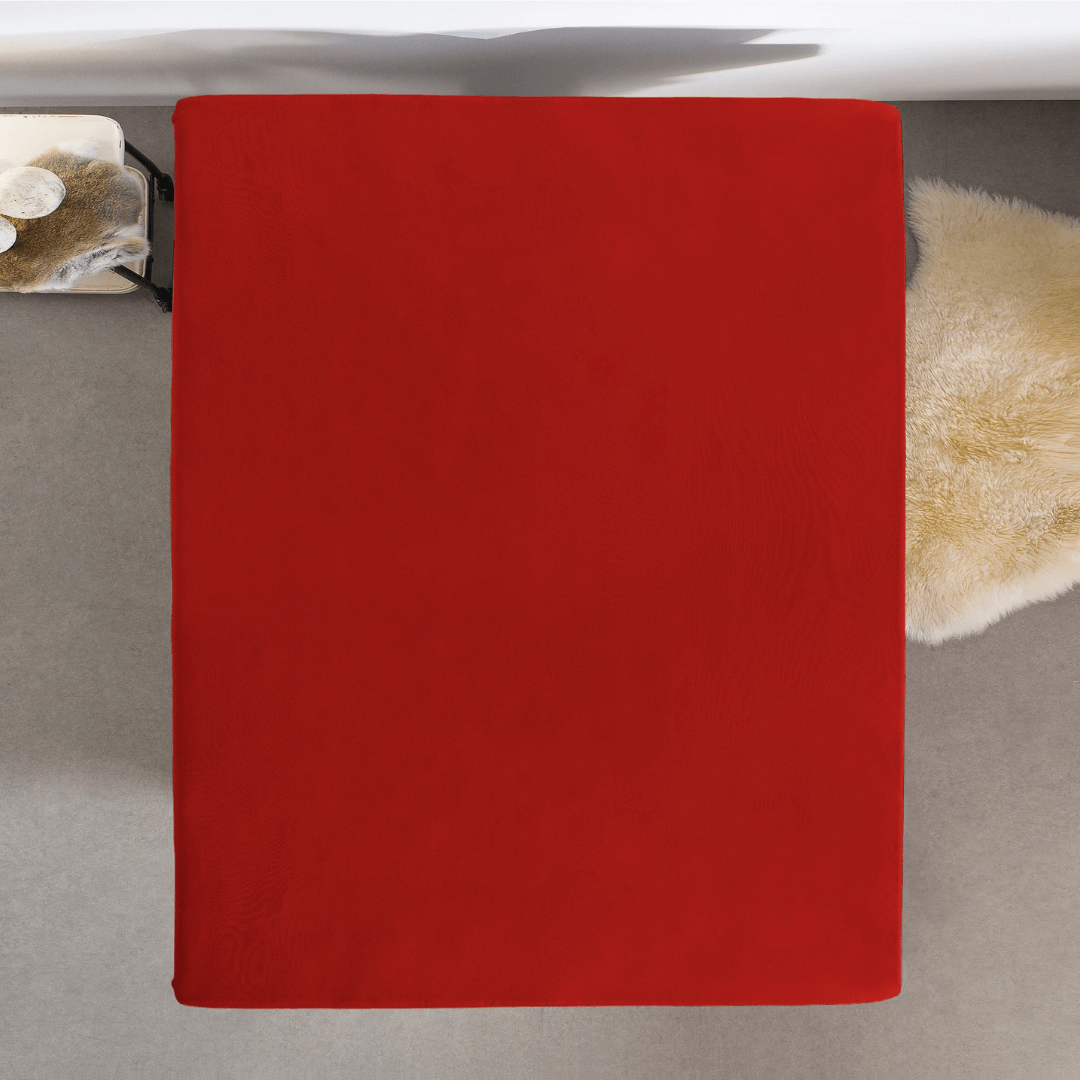 Enkel Jersey Hoeslaken in rood. Gemaakt van 100% gebreid katoen, zacht, ademend en kreukvrij voor een perfecte pasvorm en warme uitstraling.