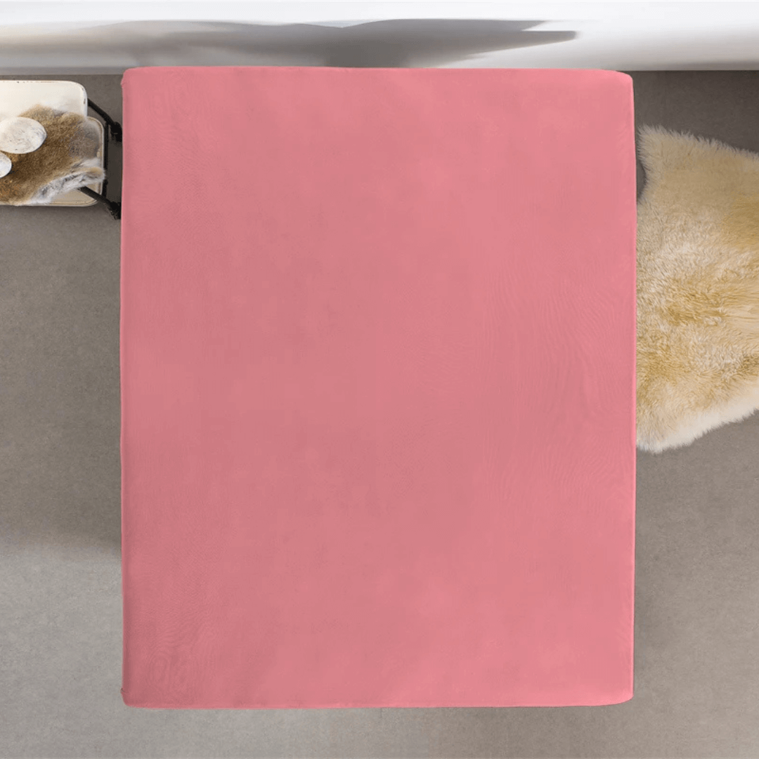 Enkel Jersey Hoeslaken in roze. Gemaakt van 100% gebreid katoen, zacht, ademend en kreukvrij voor een perfecte pasvorm en romantische uitstraling.