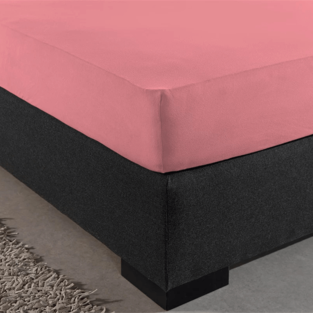 Enkel Jersey Hoeslaken in roze. Gemaakt van 100% gebreid katoen, zacht, ademend en kreukvrij voor een perfecte pasvorm en romantische uitstraling.