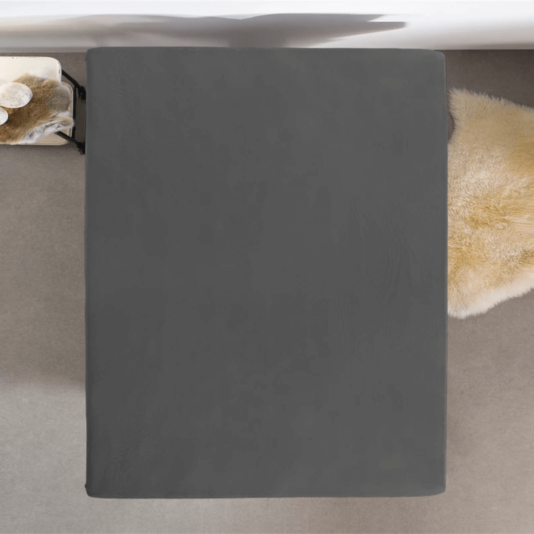 Enkel Jersey Hoeslaken in antraciet. Gemaakt van 100% gebreid katoen, zacht, ademend en kreukvrij voor een perfecte pasvorm en luxe uitstraling.