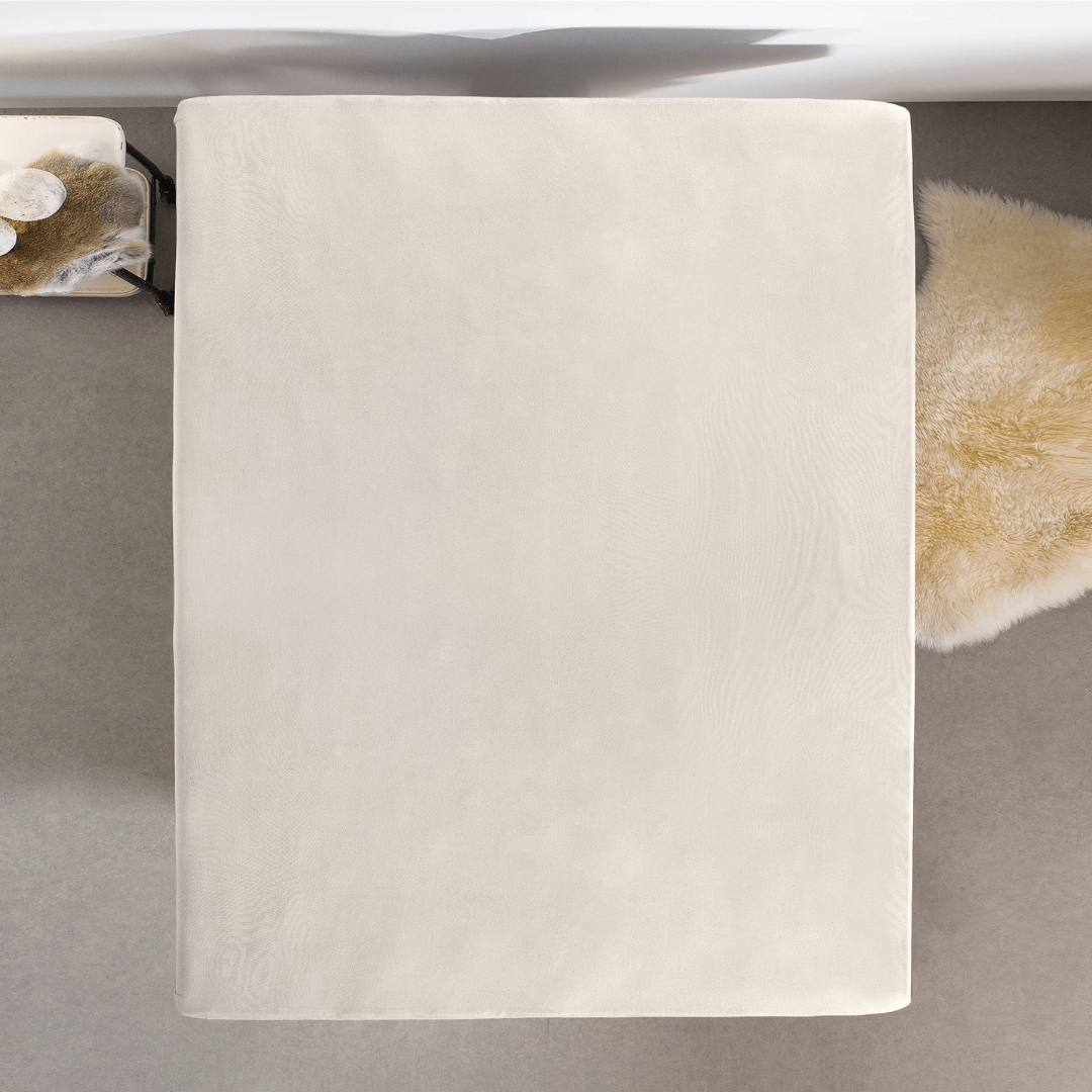 Ontdek het Enkel Jersey Hoeslaken Crème van Abrigu. Gemaakt van 100% gebreid katoen – zacht, ademend en kreukvrij voor een warme en elegante uitstraling.