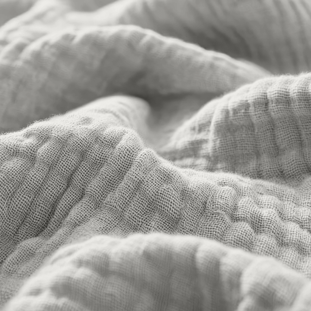 Mousseline hoeslaken grijs van Abrigu. Gemaakt van ademend katoen met natuurlijke stretch, zacht, duurzaam en geschikt voor elk seizoen.