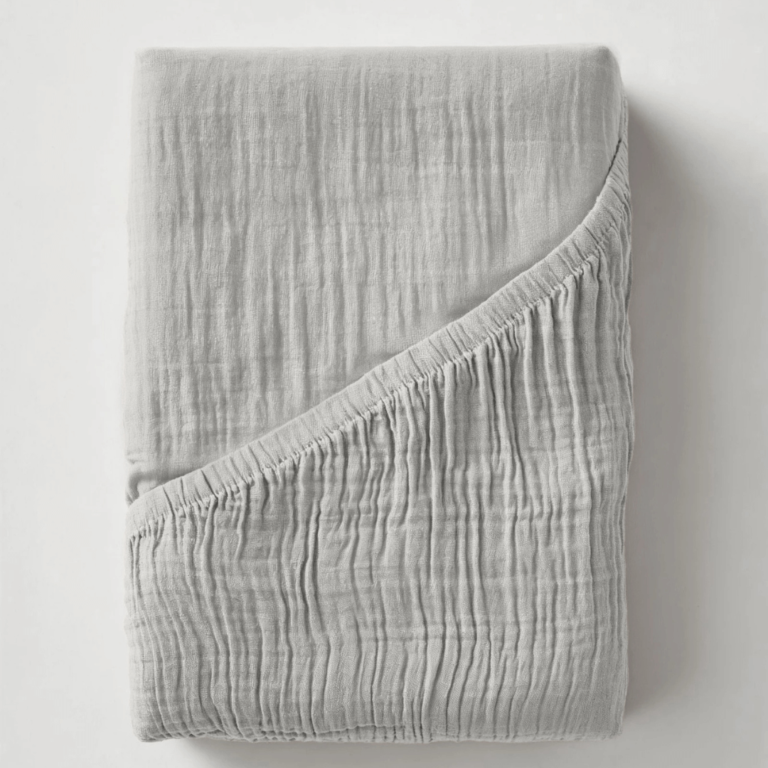 Mousseline hoeslaken grijs van Abrigu. Gemaakt van ademend katoen met natuurlijke stretch, zacht, duurzaam en geschikt voor elk seizoen.