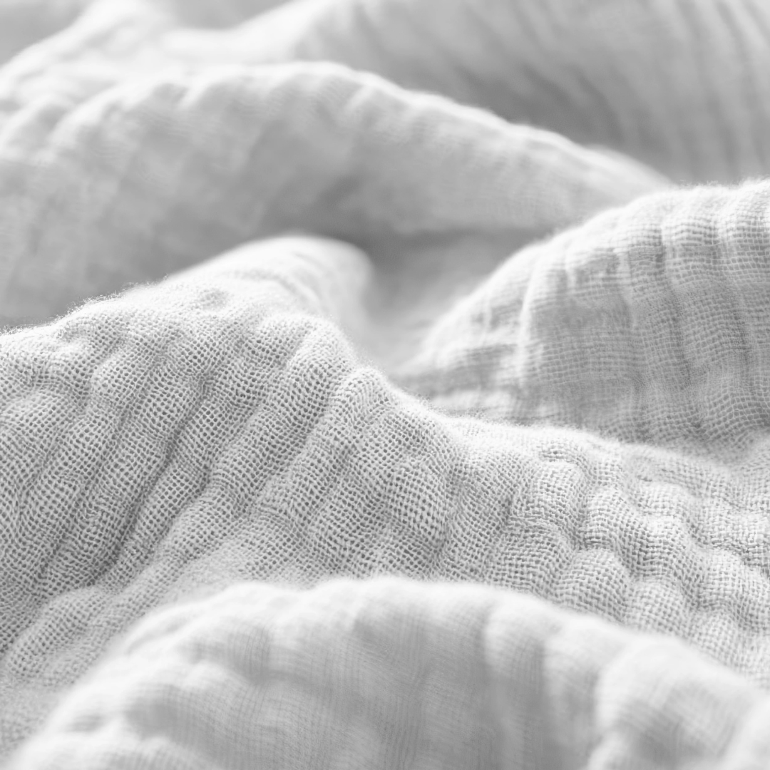 Mousseline hoeslaken wit van Abrigu. Gemaakt van ademend katoen met natuurlijke stretch, zacht, duurzaam en geschikt voor elk seizoen.