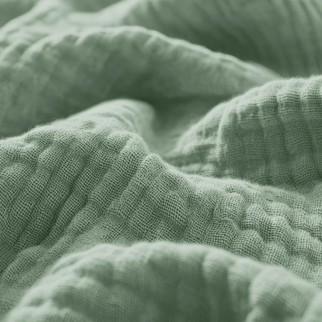 Mousseline hoeslaken groen van Abrigu. Gemaakt van ademend katoen met natuurlijke stretch, zacht, duurzaam en geschikt voor elk seizoen.