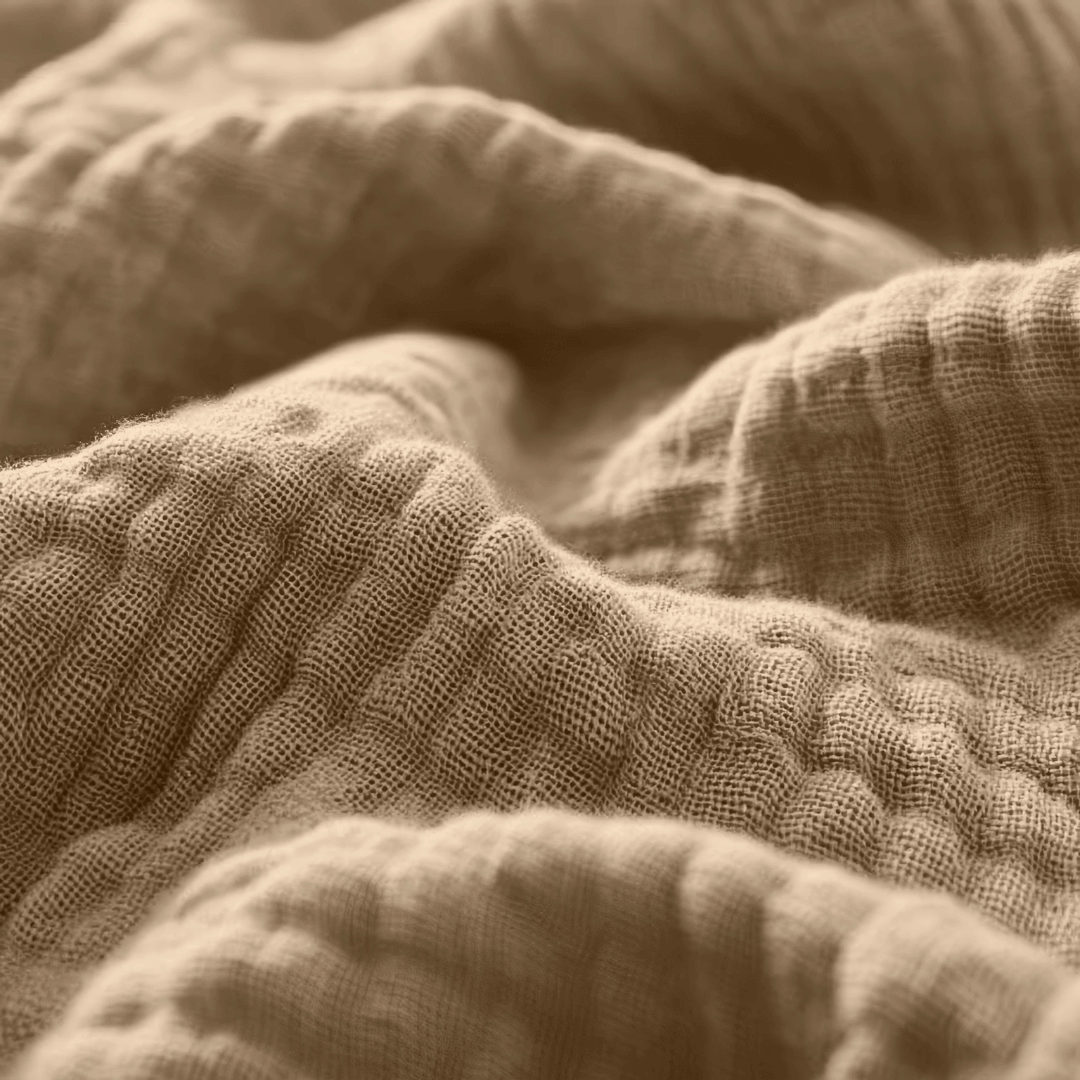 Mousseline hoeslaken nude van Abrigu. Gemaakt van ademend katoen met natuurlijke stretch, zacht, duurzaam en geschikt voor elk seizoen.