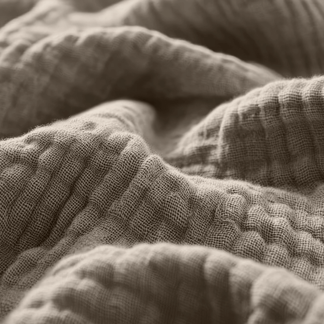 Mousseline hoeslaken taupe van Abrigu. Gemaakt van ademend katoen met natuurlijke stretch, zacht, duurzaam en geschikt voor elk seizoen.