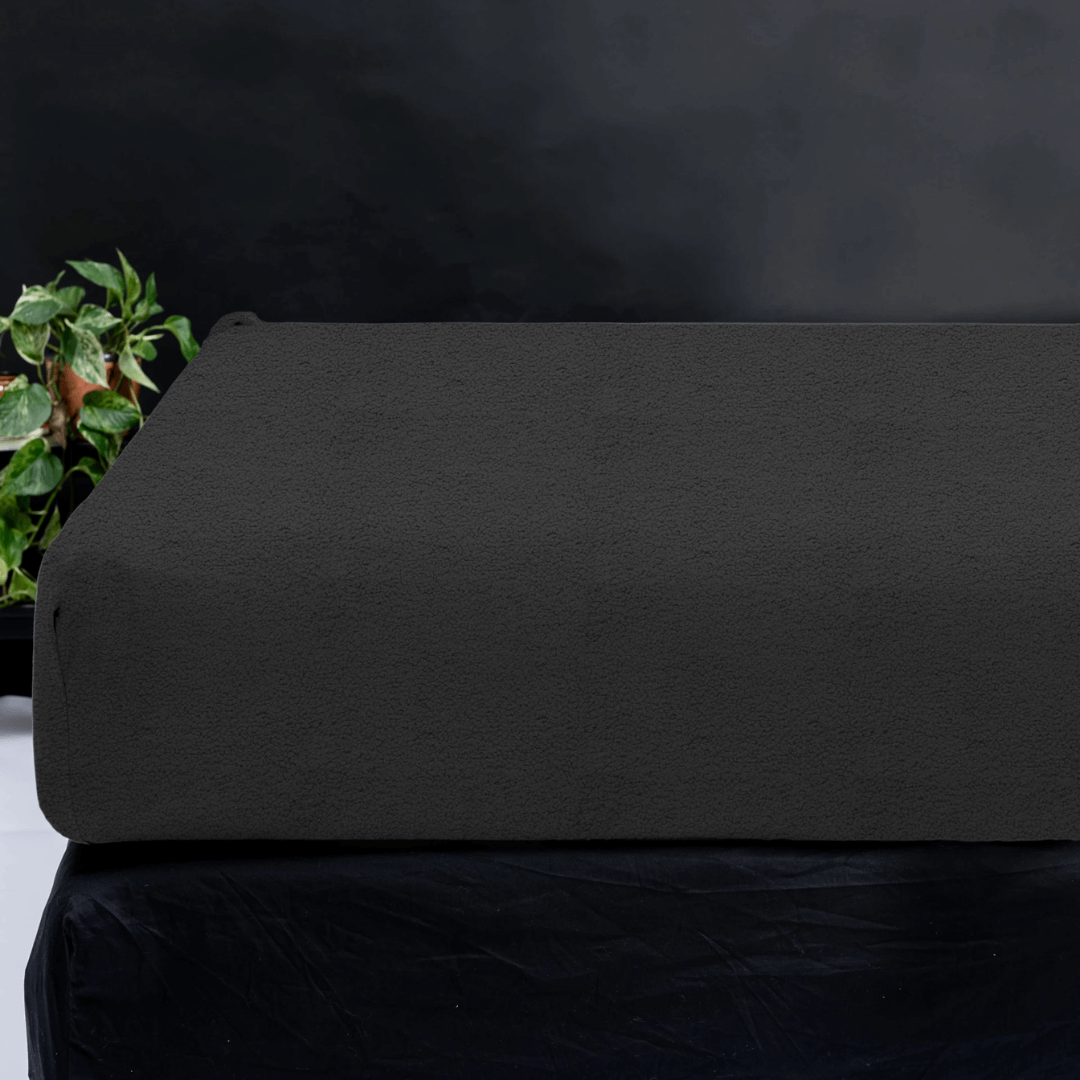 Teddy hoeslaken antraciet. Gemaakt van 100% Teddy polyester, zacht, warm en antiallergeen met elastische rand voor perfecte pasvorm.