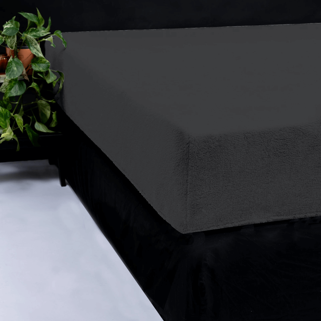 Teddy hoeslaken antraciet. Gemaakt van 100% Teddy polyester, zacht, warm en antiallergeen met elastische rand voor perfecte pasvorm.