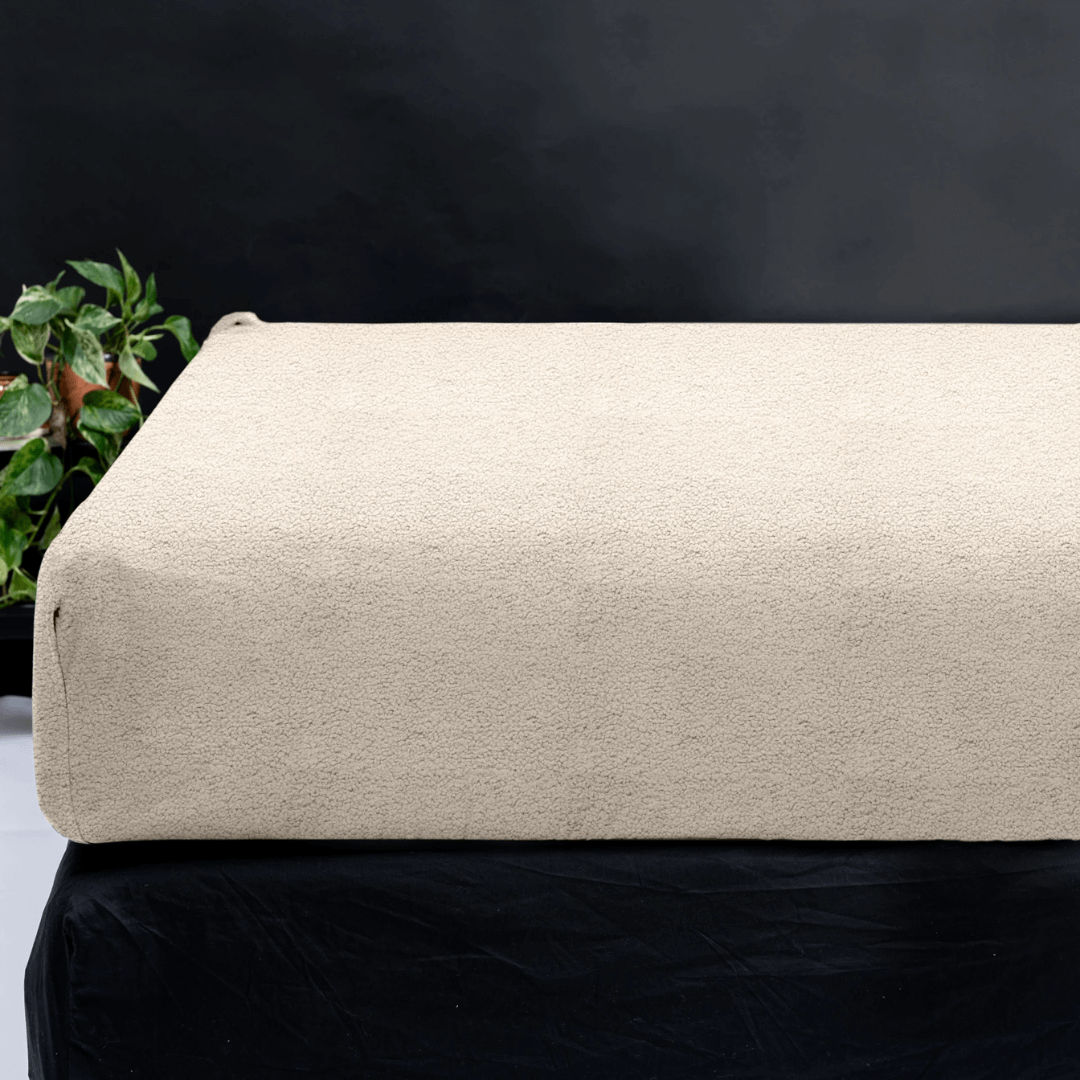 Teddy hoeslaken crème. Gemaakt van 100% Teddy polyester, zacht, warm en antiallergeen met elastische rand voor perfecte pasvorm.