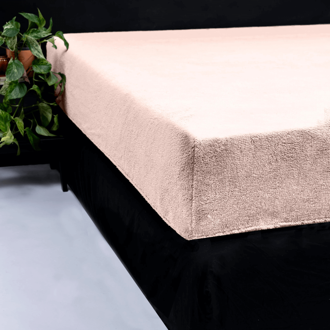 Teddy hoeslaken roze. Gemaakt van 100% Teddy polyester, zacht, warm en antiallergeen met elastische rand voor perfecte pasvorm.