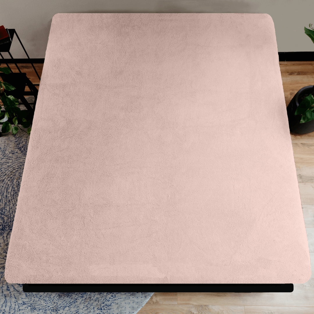 Teddy hoeslaken roze. Gemaakt van 100% Teddy polyester, zacht, warm en antiallergeen met elastische rand voor perfecte pasvorm.