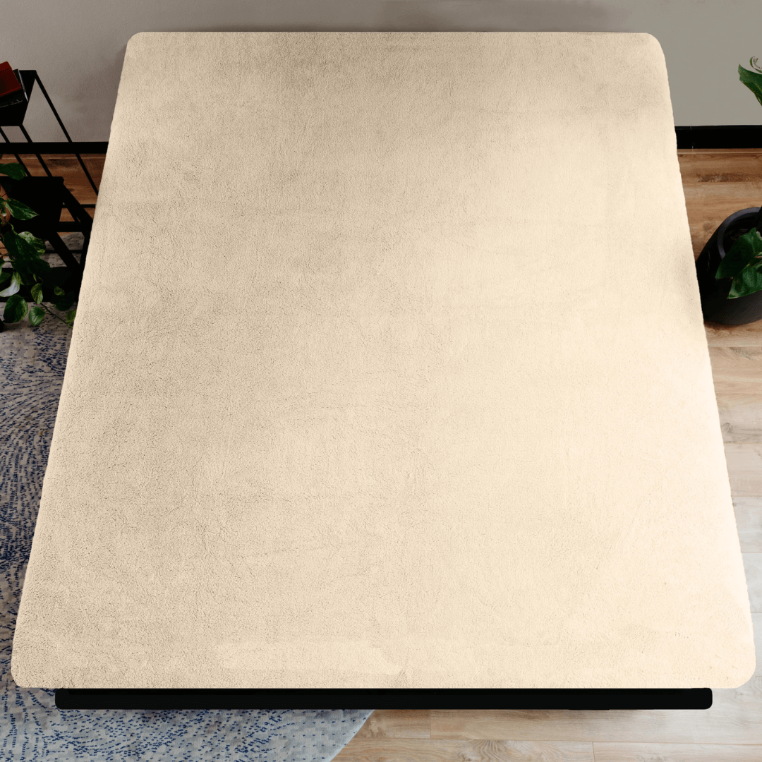 Teddy hoeslaken taupe. Gemaakt van 100% Teddy polyester, zacht, warm en antiallergeen met elastische rand voor perfecte pasvorm.