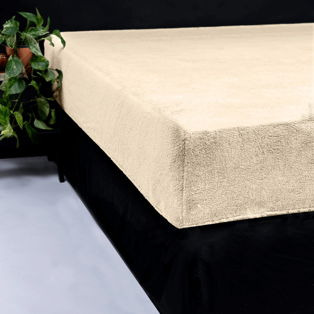 Teddy hoeslaken taupe. Gemaakt van 100% Teddy polyester, zacht, warm en antiallergeen met elastische rand voor perfecte pasvorm.