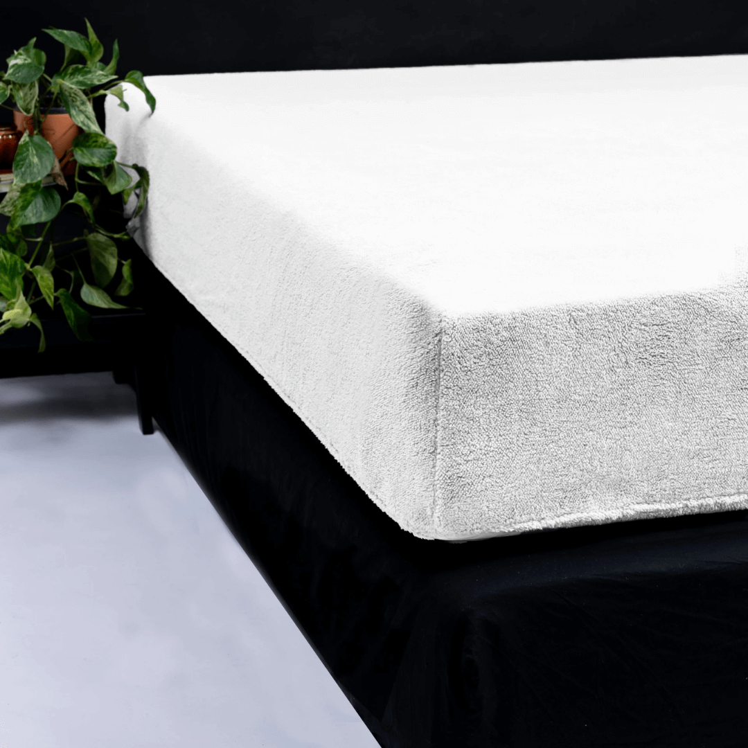 Teddy hoeslaken wit. Gemaakt van 100% Teddy polyester, zacht, warm en antiallergeen met elastische rand voor perfecte pasvorm.