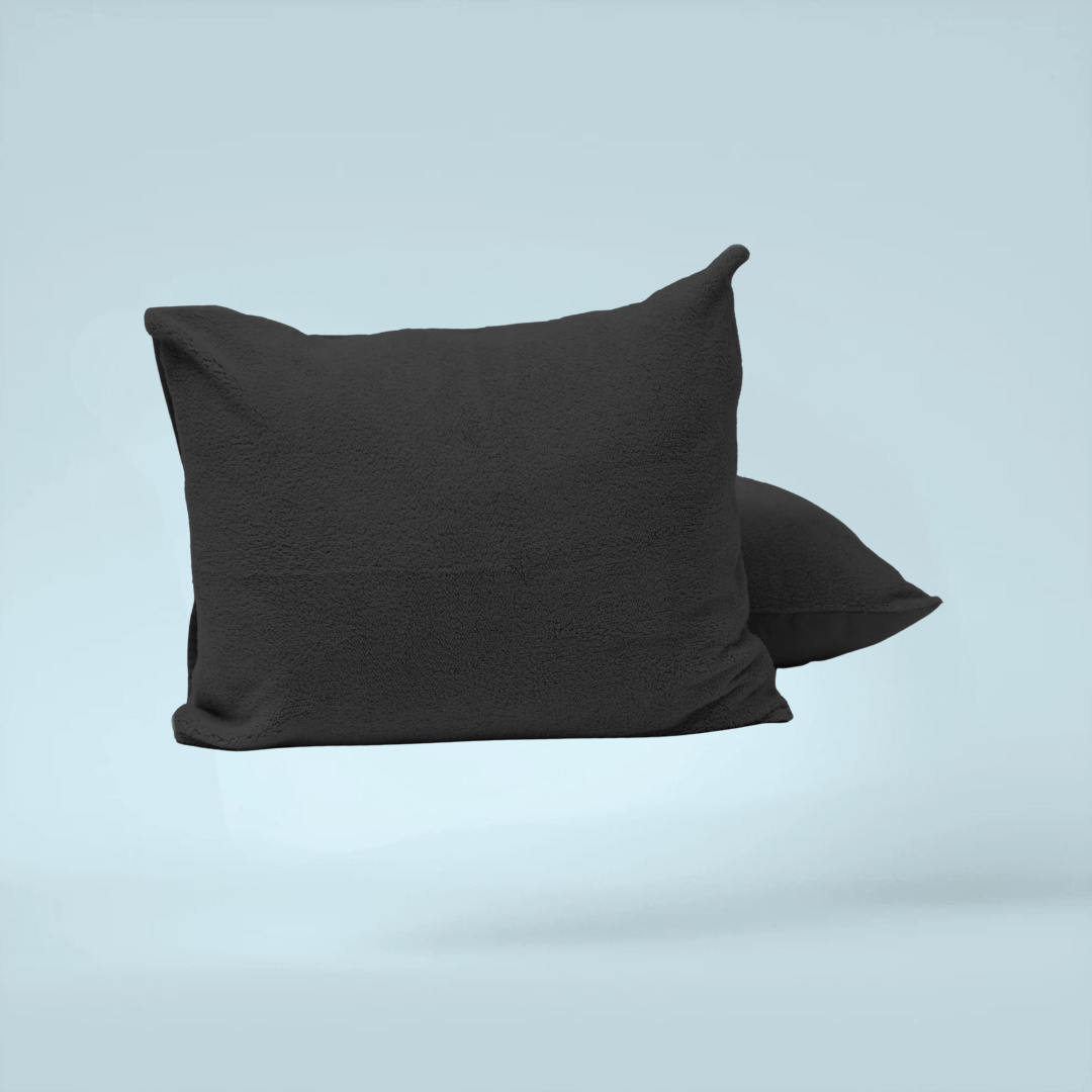 Teddy kussenslopen antraciet – set van 2. Gemaakt van 100% Teddy polyester, zacht, warm, antiallergeen en geschikt voor machinewas.