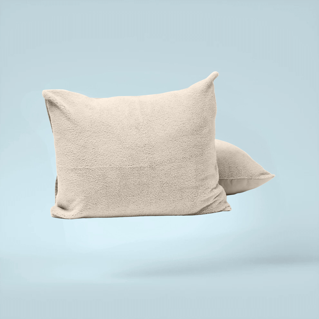 Teddy kussenslopen crème – set van 2. Gemaakt van 100% Teddy polyester, zacht, warm, antiallergeen en geschikt voor machinewas.