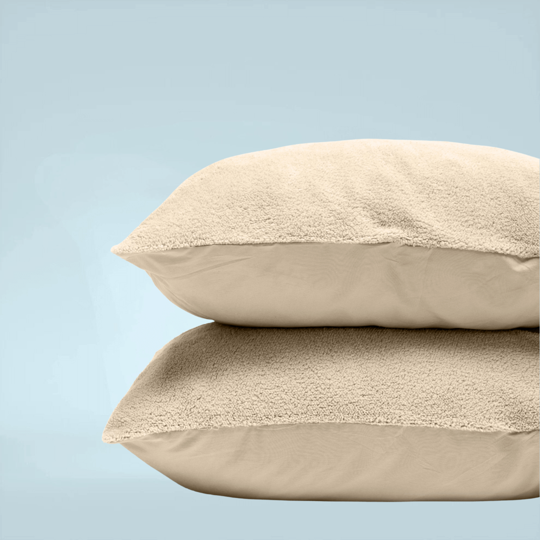 Teddy kussenslopen taupe – set van 2. Gemaakt van 100% Teddy polyester, zacht, warm, antiallergeen en geschikt voor machinewas.