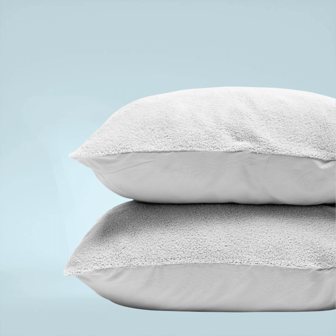 Teddy kussenslopen grijs – set van 2. Gemaakt van 100% Teddy polyester, zacht, warm, antiallergeen en geschikt voor machinewas.