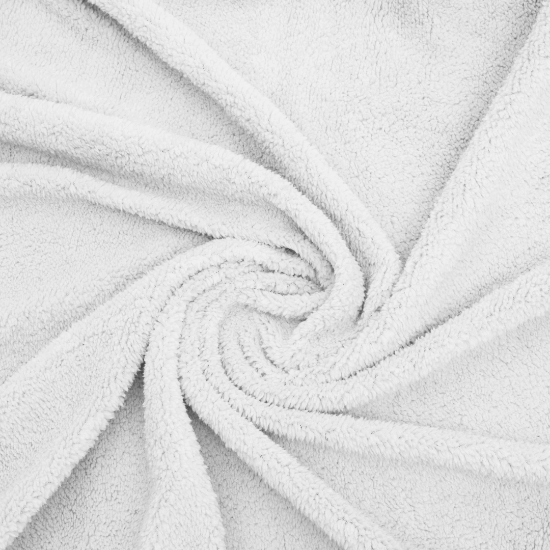 Teddy kussenslopen wit – set van 2. Gemaakt van 100% Teddy polyester, zacht, warm, antiallergeen en geschikt voor machinewas.