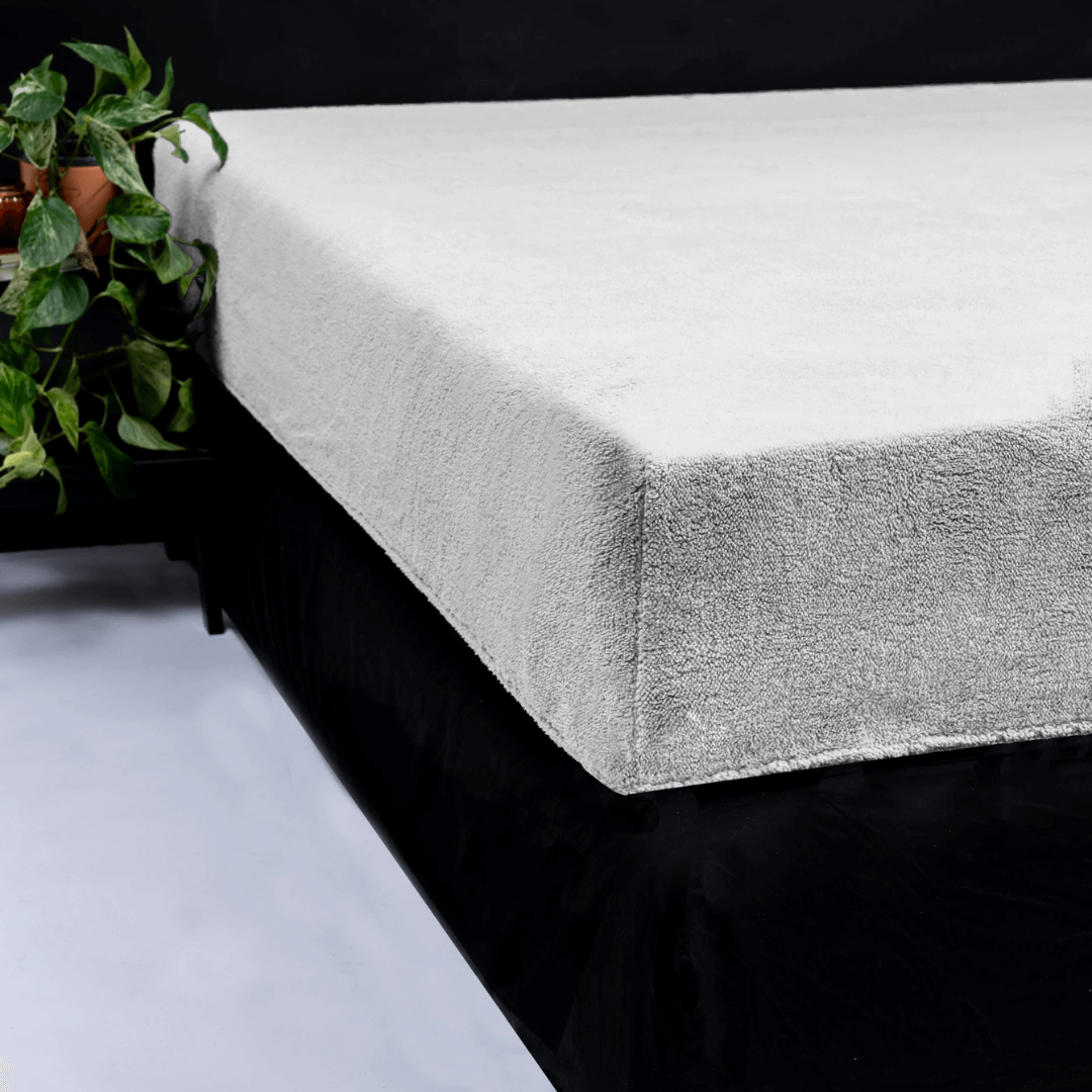 Teddy hoeslaken grijs. Gemaakt van 100% Teddy polyester, zacht, warm en antiallergeen met elastische rand voor perfecte pasvorm.