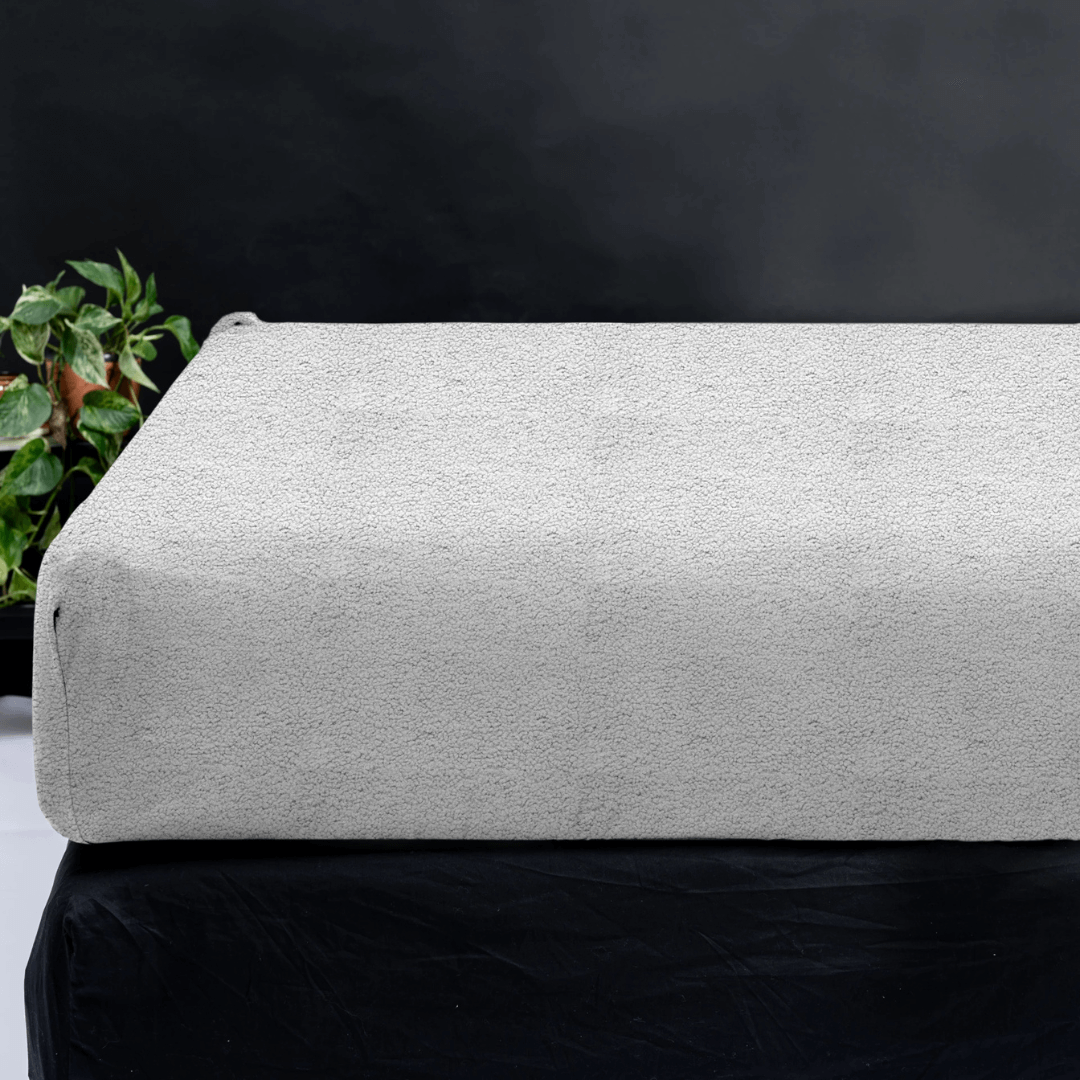 Teddy hoeslaken grijs. Gemaakt van 100% Teddy polyester, zacht, warm en antiallergeen met elastische rand voor perfecte pasvorm.