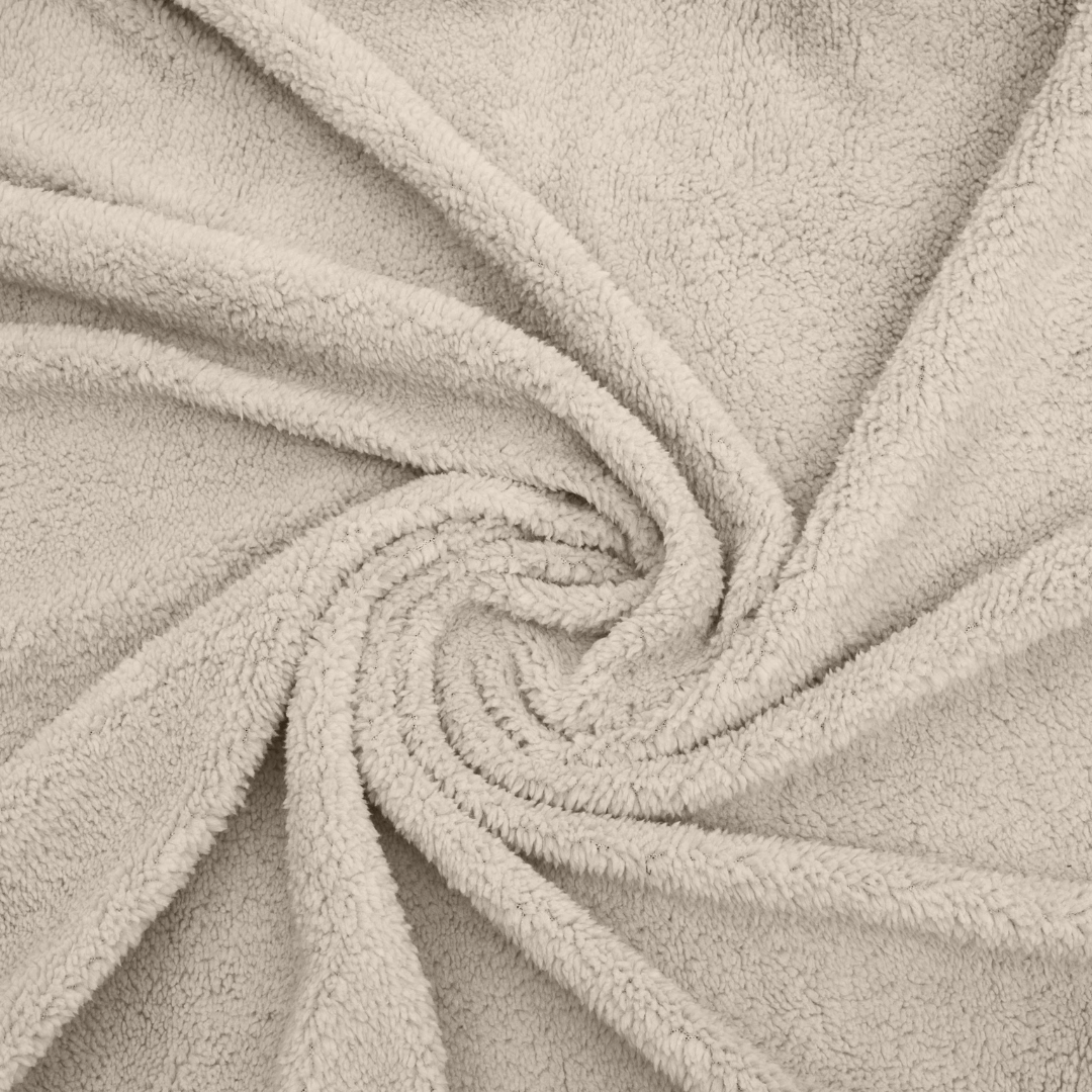 Teddy kussenslopen crème – set van 2. Gemaakt van 100% Teddy polyester, zacht, warm, antiallergeen en geschikt voor machinewas.